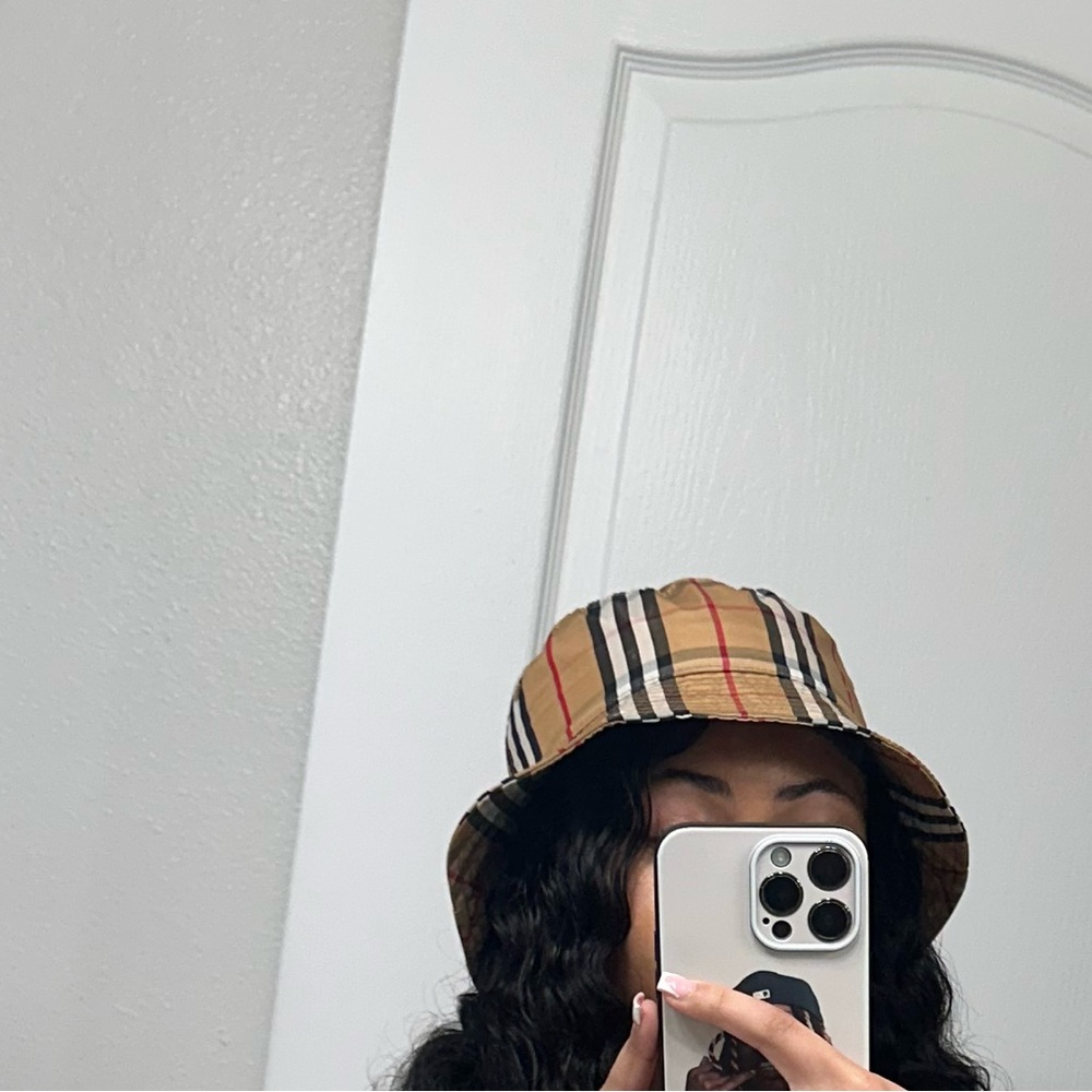 Burberry bucket hat send offers !!